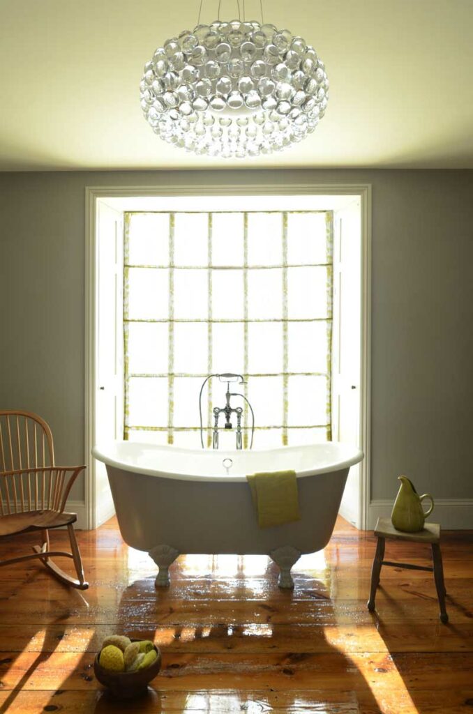 Rediscovering Classic Bathroom Design with the Saint Malo Double-Ended Cast Iron Bath