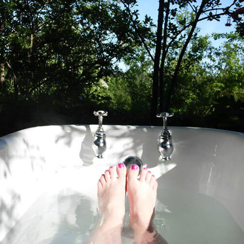 bathed-in-starlight-with-an-outdoor-cast-iron-bath-2