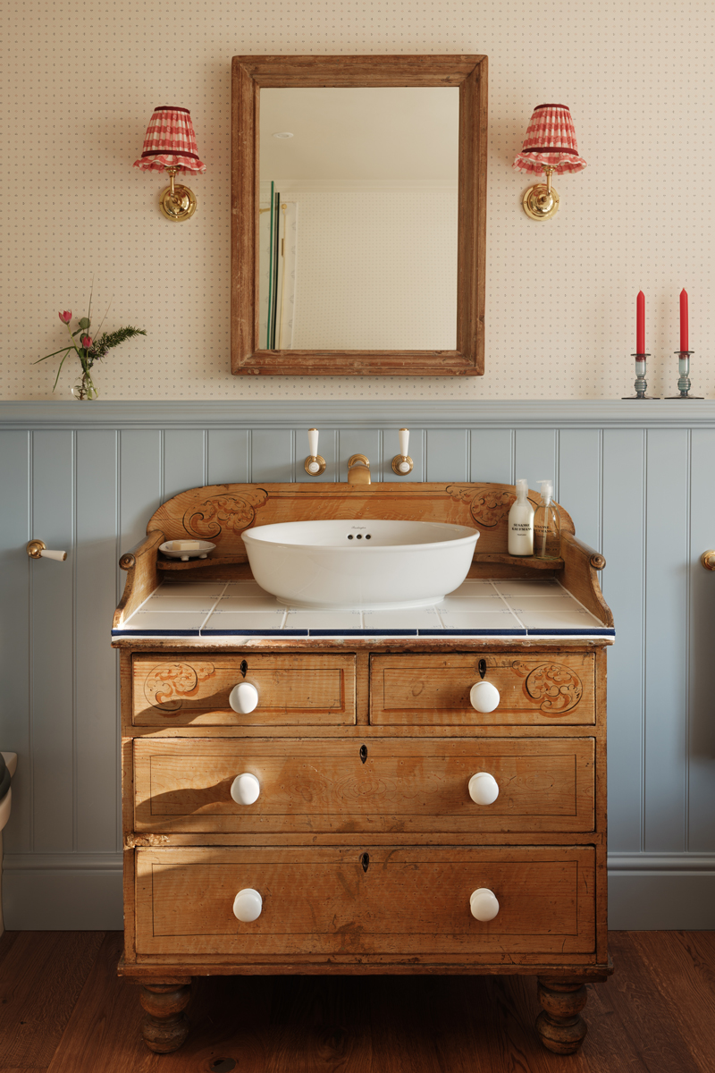 Minni-Wallpaper-and-Edelweiss-Lampshade