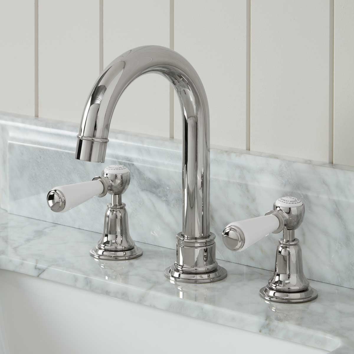 carousel_swan_neck_CP_white_lever-SQ