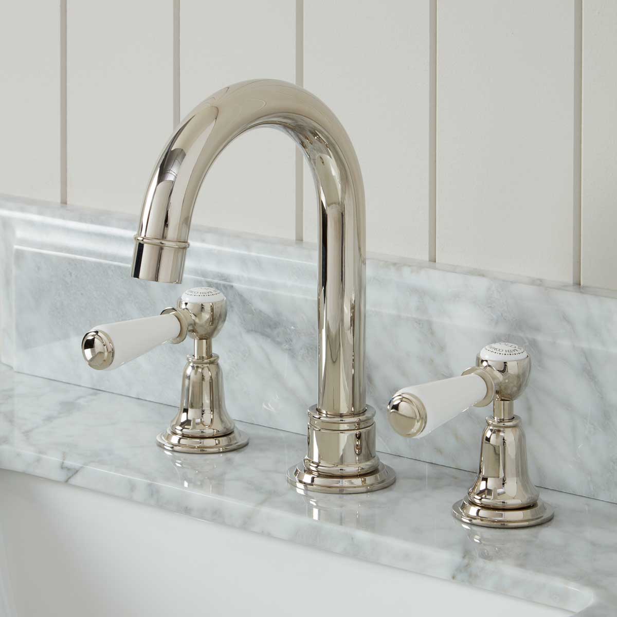 carousel_swan_neck_PN_white_lever-SQ